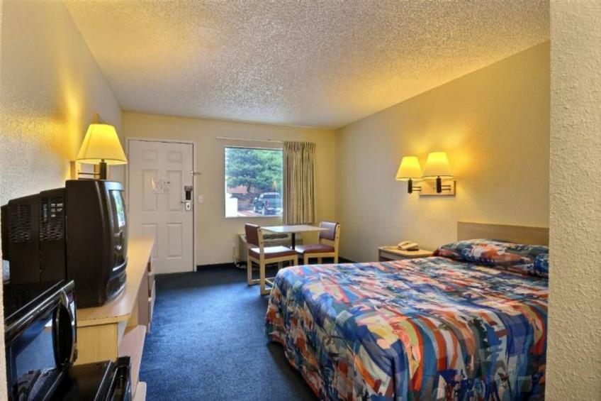 1 Queen Bed  Micfridge Non-Smoking - foto 21