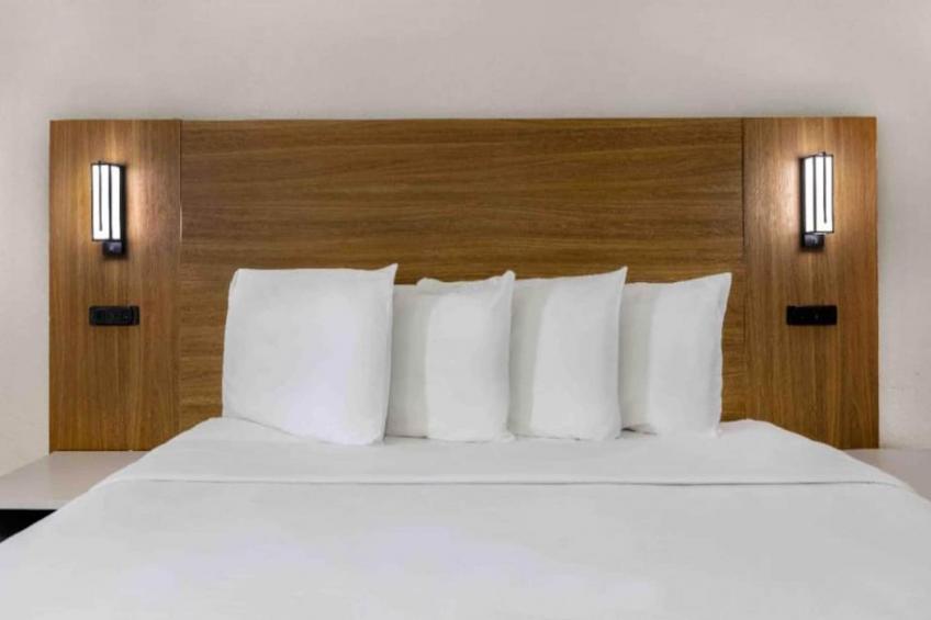 1 King Bed  Mobility Accessible Tub Nsmk - foto 9