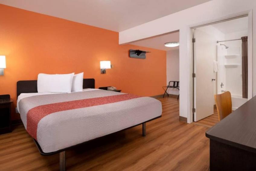 1 Queen Bed  ADA/RI Shower - foto 3