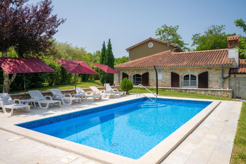 Gemütliches Ferienhaus in Ružići mit Offenem Kamin