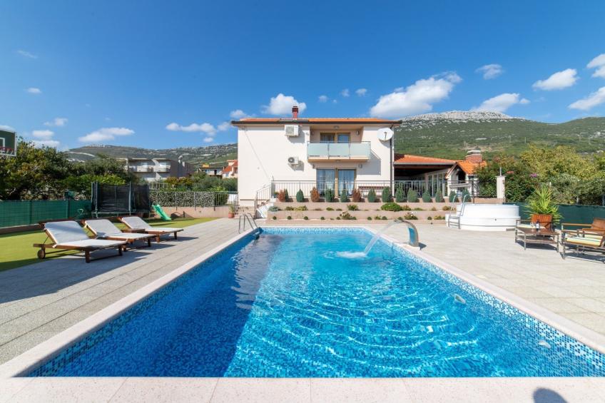 Spacious Holiday Home with Pool and Hot Tub in Kastel Stari - Four Bedroom Holiday Home with Pool - foto 19
