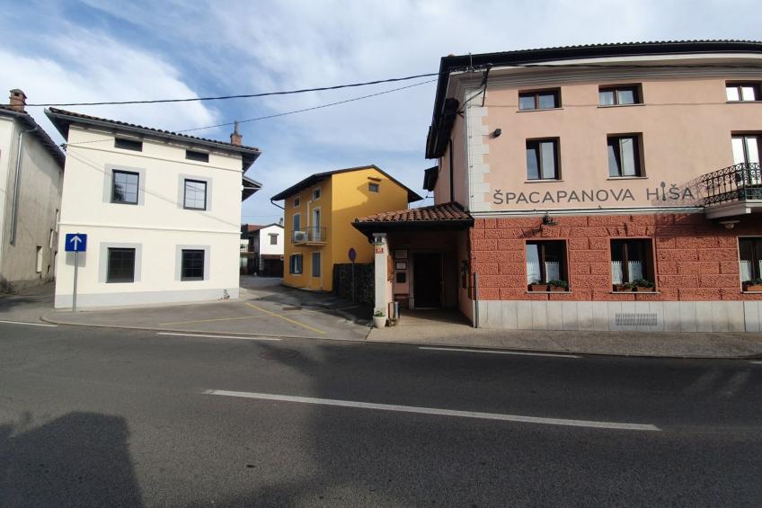 Komen Getaway Holiday Home with Balcony - Four Bedroom Holiday Home with Balcony - foto 13