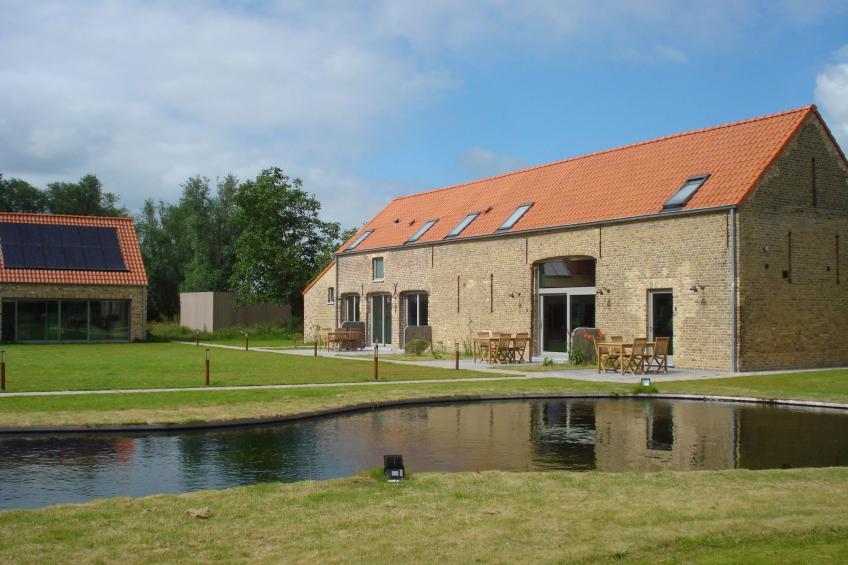 mit gemeinsamem Pool und Garten