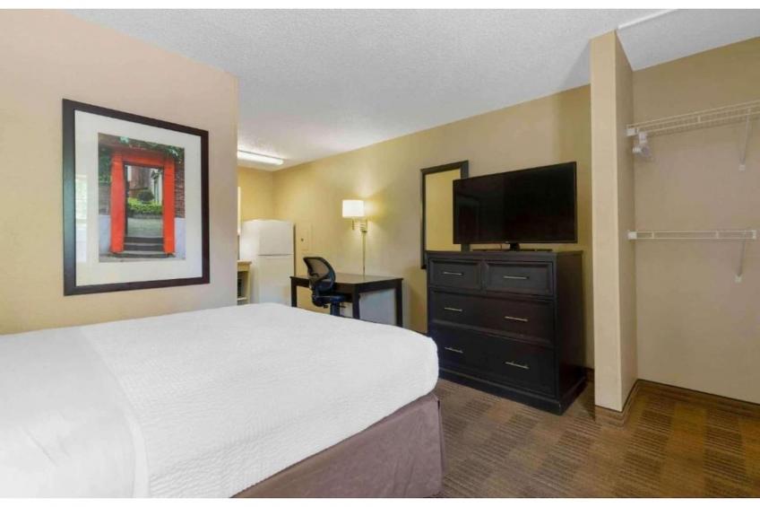 1 Queen Bed  ADA\/RI Shower\/Non-Smoking\/Kitchen - foto 40