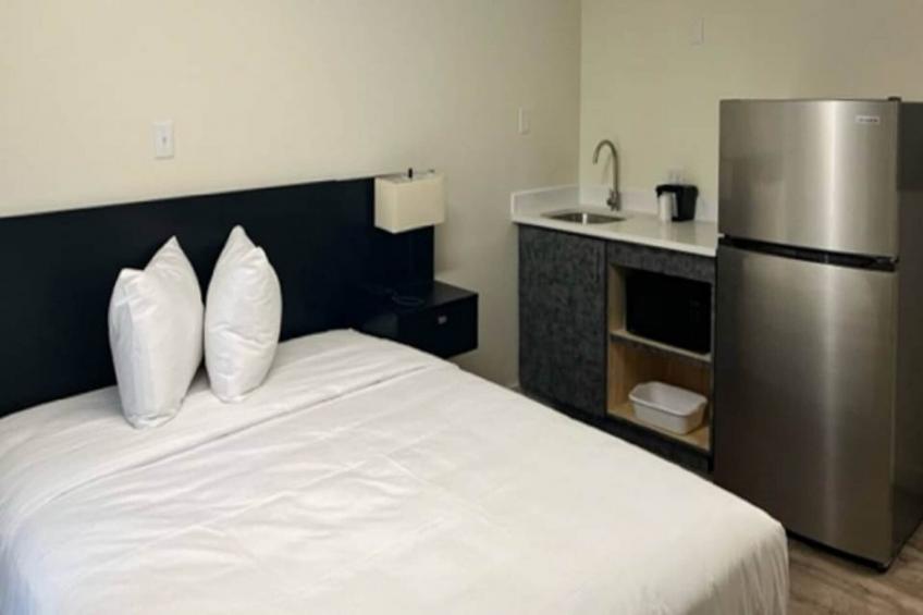 1 Queen Bed  Non-Smoking Kitchen - foto 8
