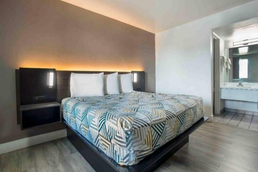 1 Full Bed  Non-Smoking Micfridge - foto 9