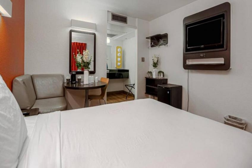 1 Full Bed  ADA/RI Shower - foto 7