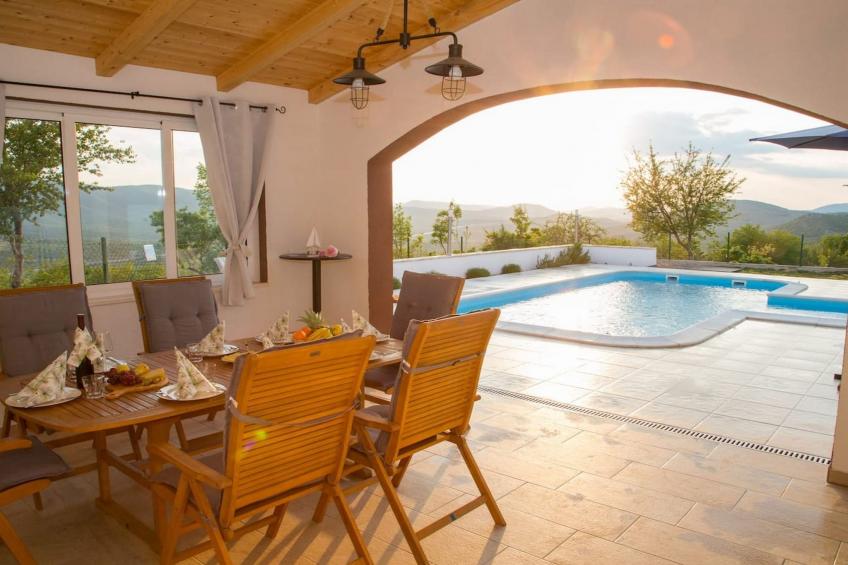 Peaceful Escape with Mountain Views, Heated Pool and Modern Amenities in Radošić - Four Bedroom Villa - foto 15