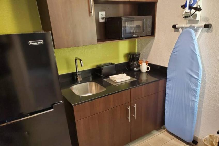 1 Queen Bed  Mobil Access Tub Nsmk Kitchen - foto 6