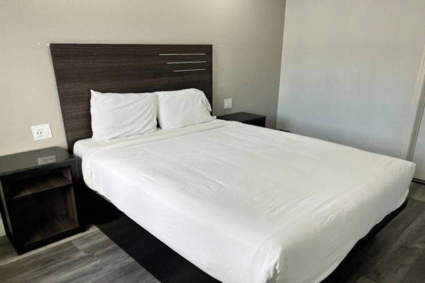 1 Queen Bed  Non-Smoking Micfridge - foto 22
