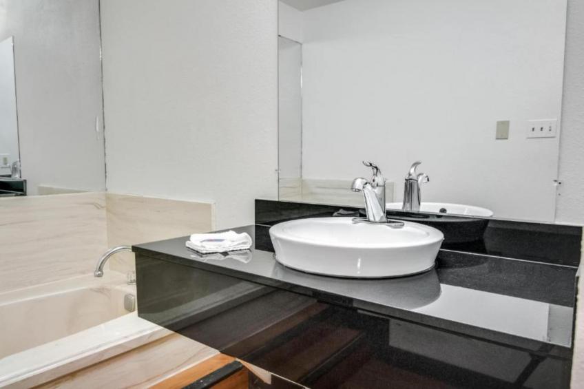 1 King Bed  Suite Nsmk Hot Tub Micfridge - foto 7