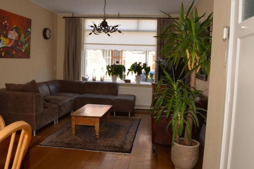 "Emmastraat" mit Terrasse