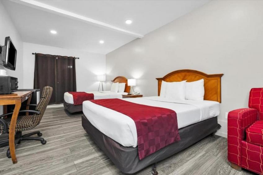 1 King - 2 Queen Beds  Suite Non-Smoking - foto 25