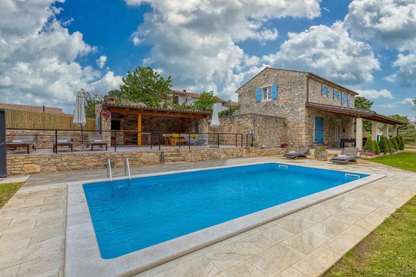 Villa with large garden and private pool - BF-WRZHC