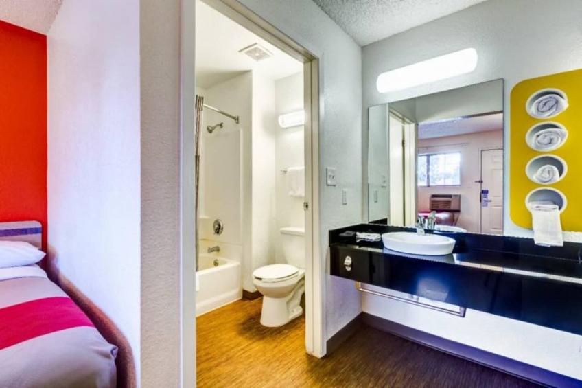 1 Full Bed  ADA/Tub - foto 7