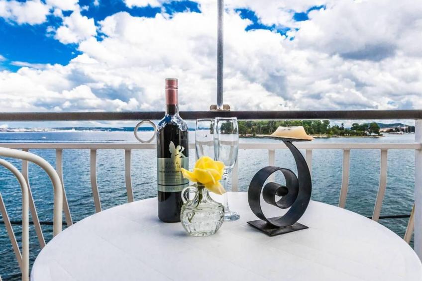 Wohnung in Preko mit Terrasse und Grill