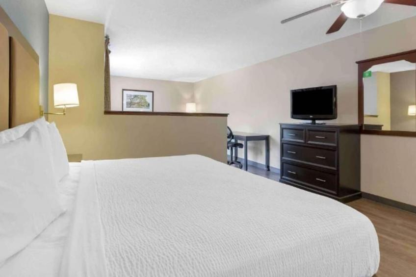 1 King Bed | Non-Smoking, Kitchen, Shower - foto 16