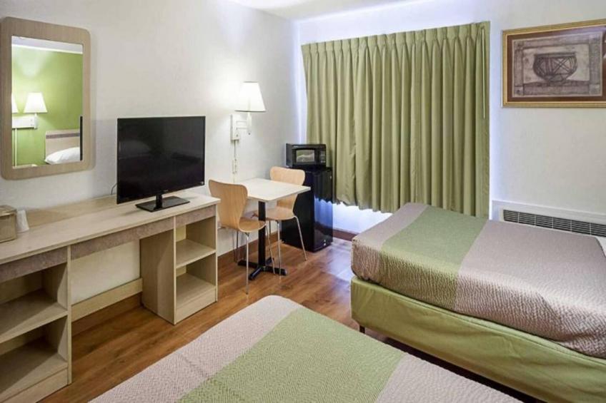 2 Queen Beds  Non-Smoking Mini Fridge - foto 2