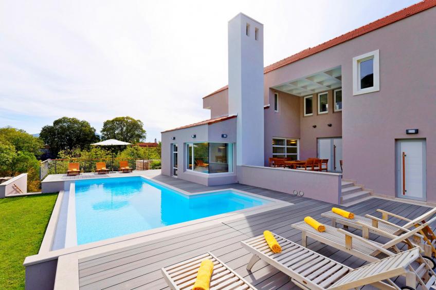 Villa Avec une grande piscine de jardin - BF-HNVZY