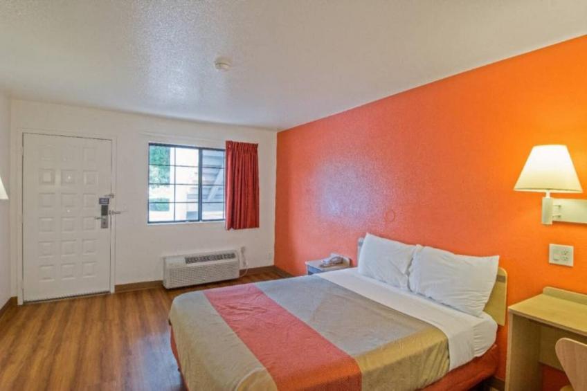 1 Queen Bed  Micfridge - foto 32