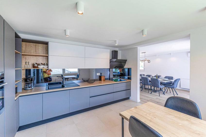 Expansive Retreat with Private Pool & BBQ, Near the Beach - Six Bedroom Villa - foto 11